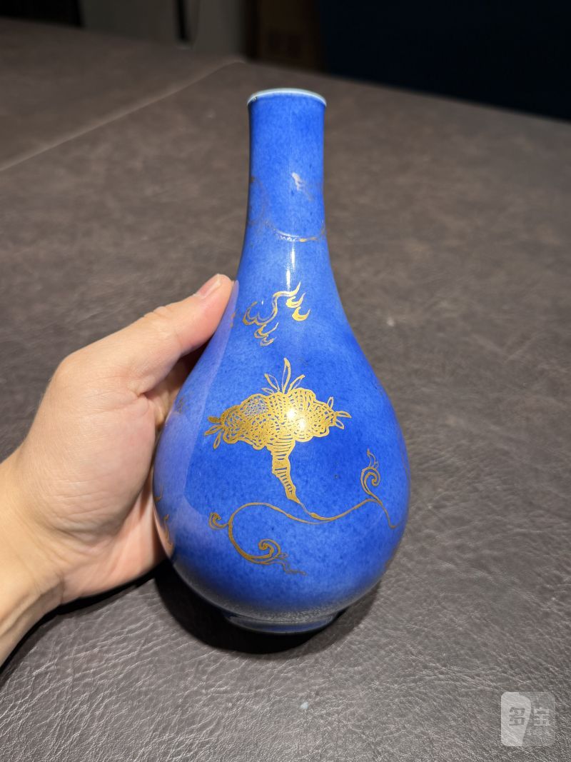 清康熙 洒蓝釉描金香草龙胆瓶 - 图9